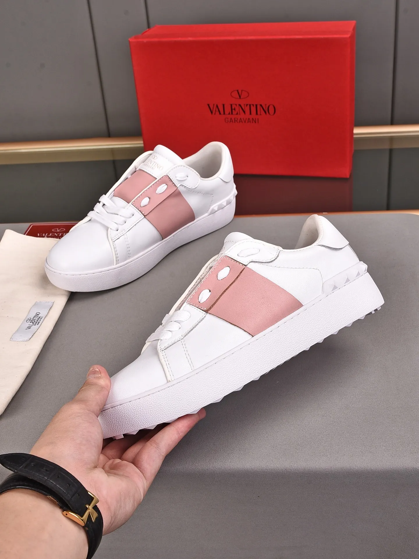 Men's shoes 440💰 (men and women couples) Valentino classic color matching series casual shoes. Made with heavy craftsmanship, good products pay attention to every detail. A must-have trendy item that can be worn all year round, it has been worn by many celebrities and Internet celebrities~~Imported cowhide surface, unique design concept, sheepskin lining, counter quality. Women’s clothing 35-40. Men’s clothing 39-44, 45-46 (returns and exchanges are not supported for custom-made items)
